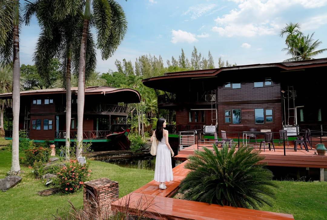 02 เรือเพชรธารยกลำ4ห้องนอน4ห้องน้ำ (Phetchtarn Boat4room - Deluxe Lake View)