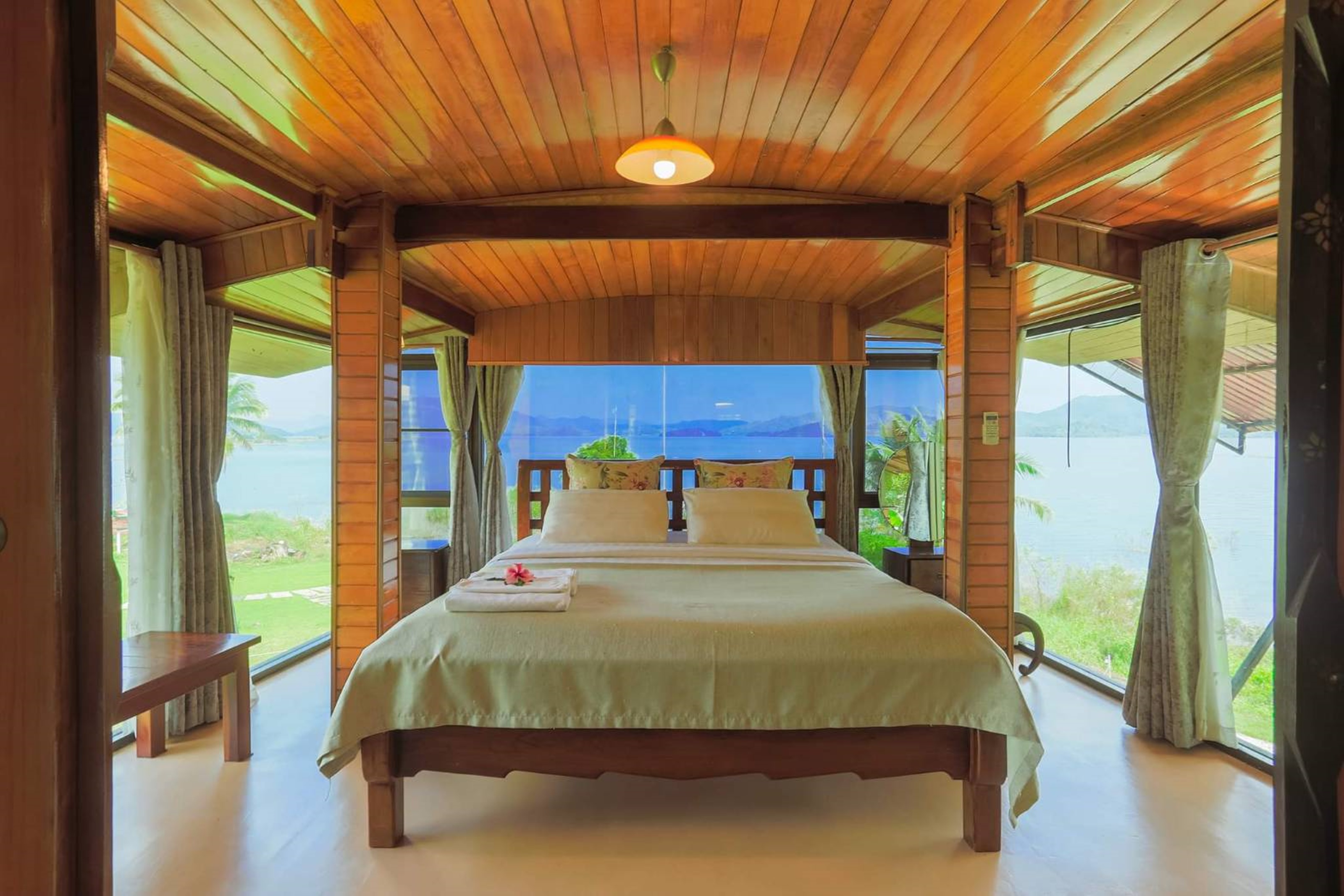 03 เรือ อรอนงค์ห้องพักสำหรับครอบครัว Lake View (Family Room with Lake View)