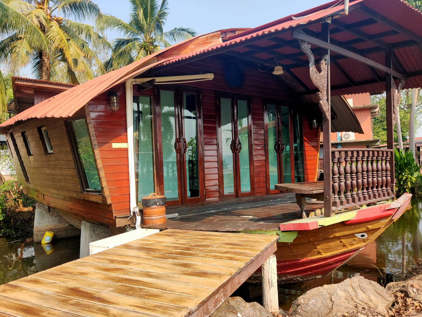 เรือดลนที (Family of 8 people)