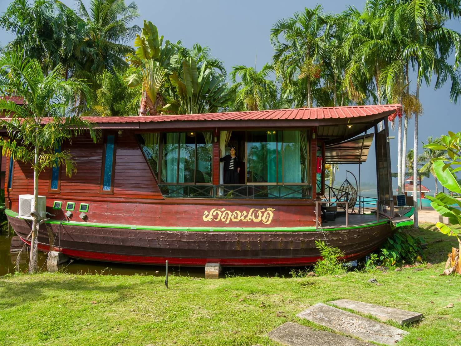04 เรือนาคอนงค์สวีท วิวทะเลสาปติดสระว่ายน้ำ (River Front Suite Boat)