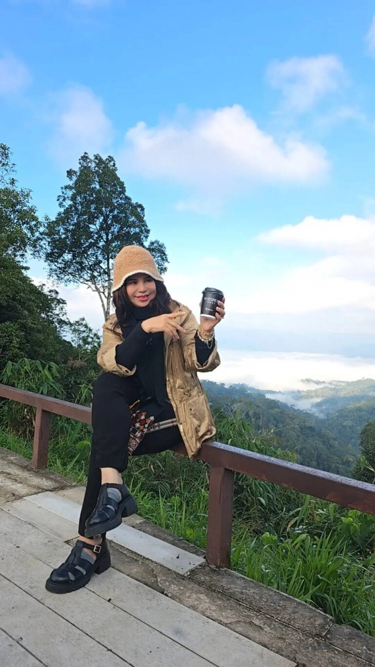 “มาดามตู่ยืนชมวิวทะเลหมอกเขาพะเนินทุ่ง บรรยากาศภูเขาสูง สายหมอก และแสงเช้า ที่อุทยานแห่งชาติแก่งกระจาน”