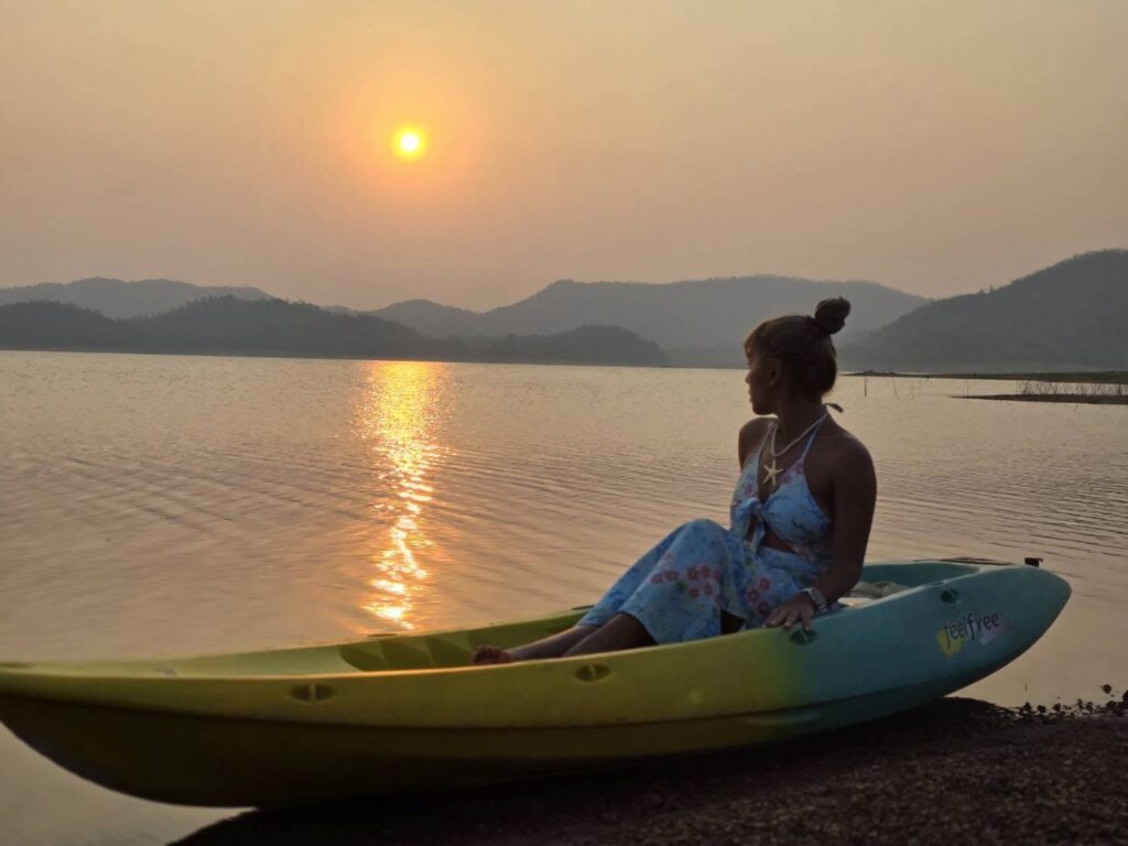 นั่งเรือคายัคชมพระอาทิตย์ตกที่แก่งกระจาน Boathouse Paradise Resort