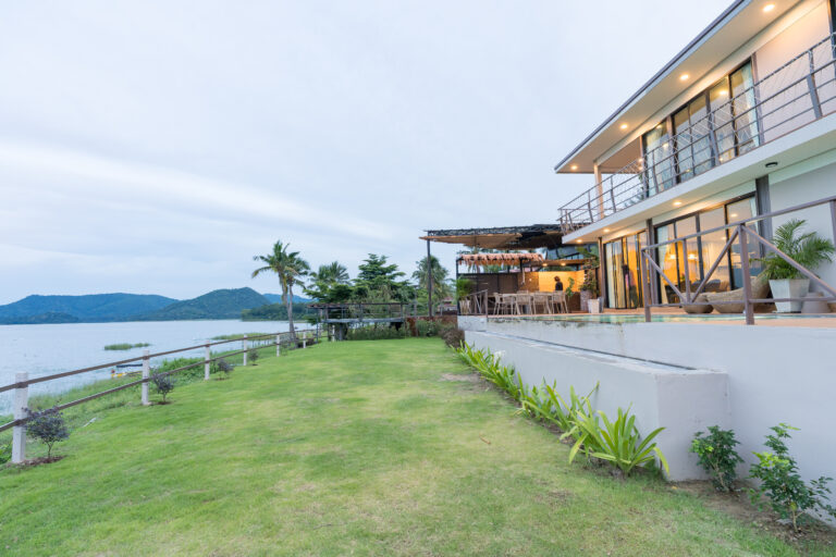 “พูลวิลล่าริมเขื่อนแก่งกระจาน พร้อมสนามหญ้ากว้างและวิวภูเขา บ้านพักบรรยากาศสงบเป็นส่วนตัว เหมาะสำหรับครอบครัวและกลุ่มเพื่อน”